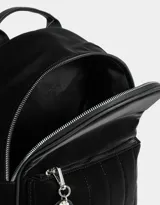 Mochila negra de cuerina con correas regulables, manija superior, acceso con cierre superior, bolsillo frontal acolchado con cierre y llavero con charm de corazones.