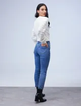 Jean skinny con tiro alto y ajuste ceñido, cuenta con pretina con pasadores y cierre metálico, además de bolsillos en la parte delantera y trasera.