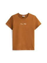 Remera marrón de manga corta con cuello redondo y logo de Tommy Hilfiger bordado en el pecho.