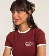 Remera corta color borgoña con cuello redondo y mangas cortas con ribete blanco. Estampa frontal con texto "New York Manhattan University".