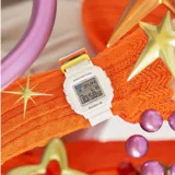 Reloj digital Casio Baby-G blanco con detalles en colores.