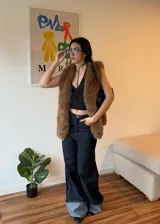 Chaleco largo de piel sintética color marrón claro.