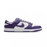 Zapatillas Nike Dunk Low Retro, color blanco y morado, con cordones blancos y suela blanca y morada.