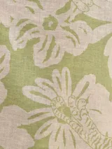 Camisa de manga larga y corte holgado, con estampado floral en tonos verdes.