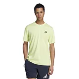 Remera de hombre de entrenamiento en color amarillo con diseño moderno y logo de Adidas en el pecho.