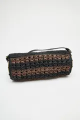 Bolso de hombro con cuerpo trenzado en color negro y marrón. Tiene detalle metálicos circulares en los laterales, asa de hombro, bolsillo interior con cremallera y cierre mediante solapa y cremallera.