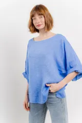 Blusa color beige confeccionada en lino, de corte holgado, mangas 3/4 y cuello redondo.