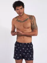 Bóxer azul marino con estampado de logos blancos, confeccionado en algodón liviano con cintura elastizada.