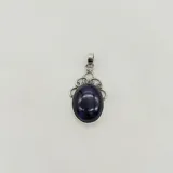 Dije con forma ovalada, con piedra de ónix violeta engarzada en plata 925.