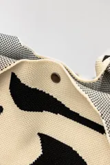 Bolso tipo tote con estampado animal print cebra en tonos marrón y negro.