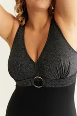 Malla entera negra con escote en V, breteles anchos y detalle de lurex en la parte superior.