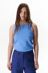 Musculosa marrón con cuello redondo y sisas anchas.