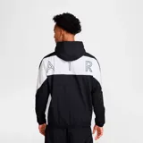 Campera Nike Air Woven negra con detalles en blanco, corte relaxed fit y capucha.