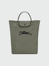 Bolso tote Longchamp modelo Le Pliage Xtra Boots Bag, color verde oliva con logo de jinete bordado en negro.