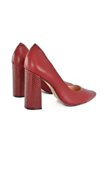 Zapato de salón color bordó, confeccionado en cuero con estampado sutil. Tiene punta fina, tacón bloque texturizado y suela de cuero antideslizante.