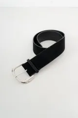 Cinturón negro de gamuza sintética con hebilla metálica plateada.
