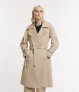 Trench coat largo color beige, de gabardina, con cuello con solapas, doble botonadura, lazo en la cintura, mangas largas con cintas en los puños y bolsillos delanteros.