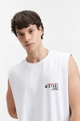 Musculosa blanca de algodón con corte oversize y cuello redondo. Estampado pequeño con el logo de la marca en el pecho.