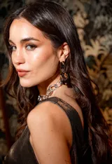 Aros colgantes plateados con dos piezas irregulares.