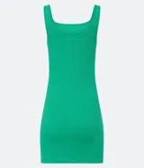 Vestido corto fucsia de ribana con escote cuadrado y sin mangas.