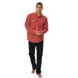 Camisa de polar color rojo, con bolsillos en el pecho y cierre frontal por botones, ideal para capas.