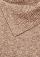 Sweater color beige de tejido de punto, con cuello solapa alto y mangas largas.