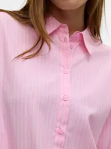 Camisa oversize a rayas verticales rosas y blancas, de calce relajado, con cuello clásico y mangas largas.