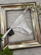 Tanga de lycra blanca regulable, con tela suave, elastizada y entrepierna de algodón.
