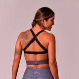 Top deportivo gris con textura reptil, de breteles anchos y espalda deportiva.
