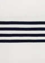 Jersey de punto fino color blanco con rayas horizontales negras, cuello redondo y mangas cortas.