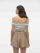 Top de punto blanco con rayas horizontales negras, escote off-shoulder y sin mangas.