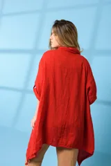 Campera larga roja de lino con cuello solapa, mangas 3/4 con botón y bolsillos laterales.