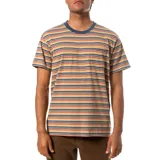 Remera de manga corta con cuello redondo y bolsillo en el pecho. Diseño a rayas horizontales en tonos marrón, naranja, amarillo y azul.