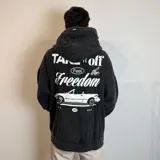 Canguro negro de corte oversize con capucha y bolsillo tipo canguro. Estampado frontal con un auto deportivo y la inscripción "EST. VCP 2016".