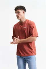 Remera color ladrillo de manga corta con corte oversize y estampado frontal con la frase "creative spark mistral".