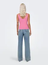 Top de punto rosa con cuello en V, sin mangas y breteles anchos.