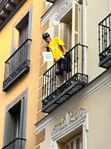 Remera celeste de corte recto con estampado frontal con el texto "Ittai Stars Ibiza".