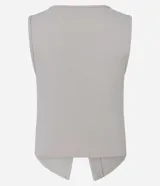 Chaleco corto gris claro de punto roma con cuello redondo, breteles anchos y abotonadura frontal.