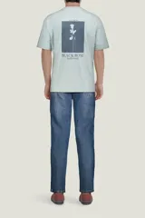 Remera blanca de algodón con cuello redondo y corte holgado.