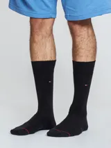 Pack de tres pares de medias negras con logo de Tommy Hilfiger bordado en el lateral.