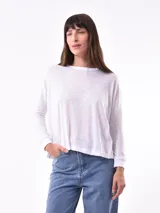 Remera blanca de manga larga con cuello redondo.