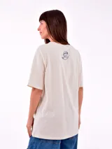 Remera color crema con estampado de cómic de Donald Duck en azul y rojo.