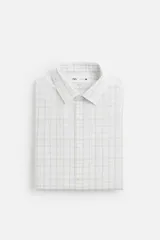 Camisa blanca con estampado de cuadros en tonos grises, corte regular fit, cuello italiano, manga larga con puños abotonados y cierre frontal con botones.