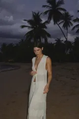 Chaleco largo marrón de tejido de punto, con ganchito en el pecho.