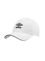 Gorro blanco de algodón con visera curva y logo de Umbro bordado en negro en el frente.