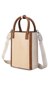 Matera color beige con estampado símil piel de serpiente, con detalles en cuero marrón y correa larga desmontable.