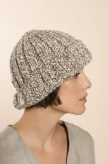 Gorro de lana tejido a mano en marrón y blanco. Accesorio unisex de tejido flexible que se adapta a todos los tamaños. Hecho 100% en Uruguay.