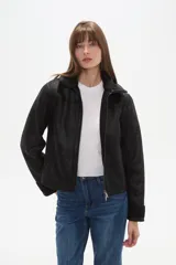 Campera marrón de poliéster con cuello y puños de corderito, cierre frontal y bolsillos laterales.