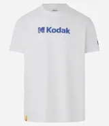 Remera blanca de algodón con cuello redondo y mangas cortas. Estampa frontal con el logo de Kodak en azul.