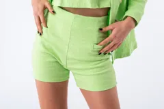Short verde claro de textura tweed, tiro alto y corte ajustado.